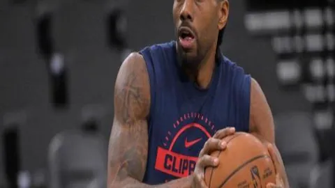 “新赛季启动一月，德赫亚等球星转会去向仍不明朗。”